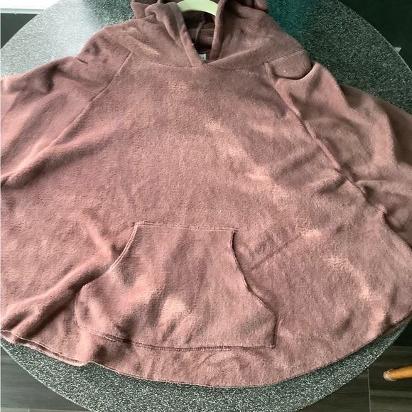 NWOT Hooded Fleece cape with sleeves. Women’s plus size 1X/2X - Picture 3 of 4